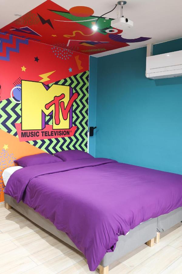 Capsule 90'S - Balneo - Sauna - Flipper - Billard - Netflix - Nintendo Switch & Jeux - Mons Exterior photo