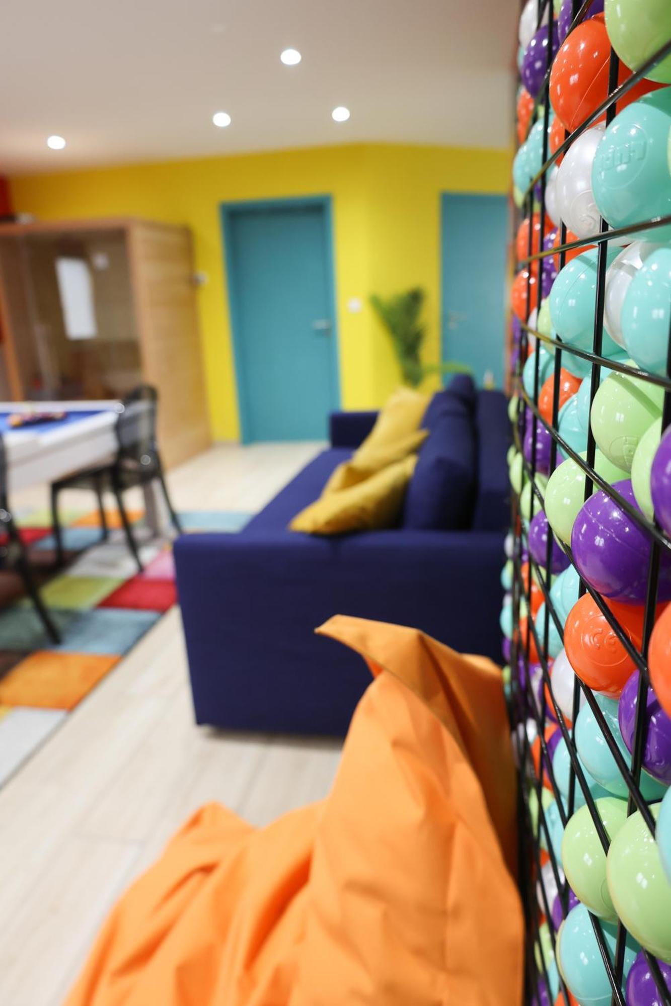 Capsule 90'S - Balneo - Sauna - Flipper - Billard - Netflix - Nintendo Switch & Jeux - Mons Exterior photo