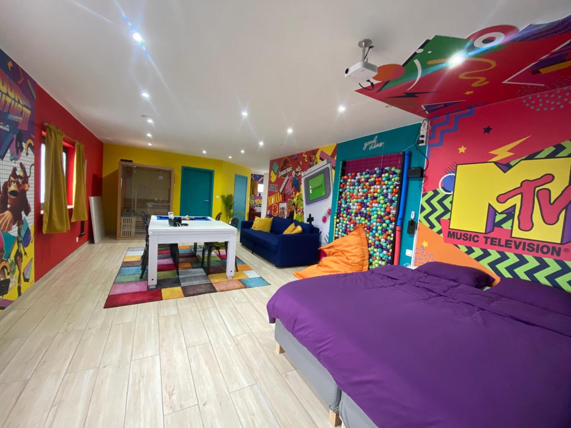 Capsule 90'S - Balneo - Sauna - Flipper - Billard - Netflix - Nintendo Switch & Jeux - Mons Exterior photo