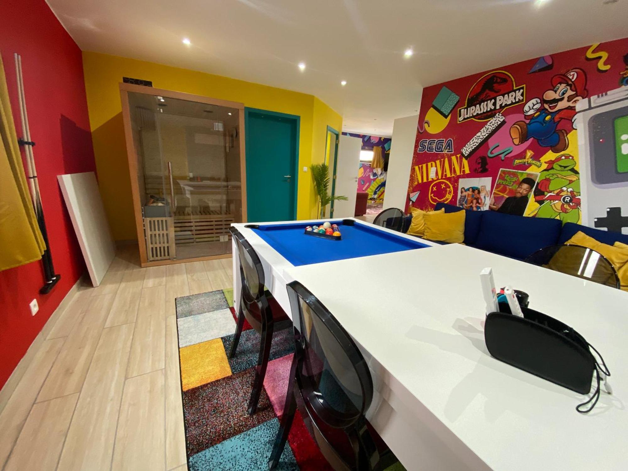 Capsule 90'S - Balneo - Sauna - Flipper - Billard - Netflix - Nintendo Switch & Jeux - Mons Exterior photo
