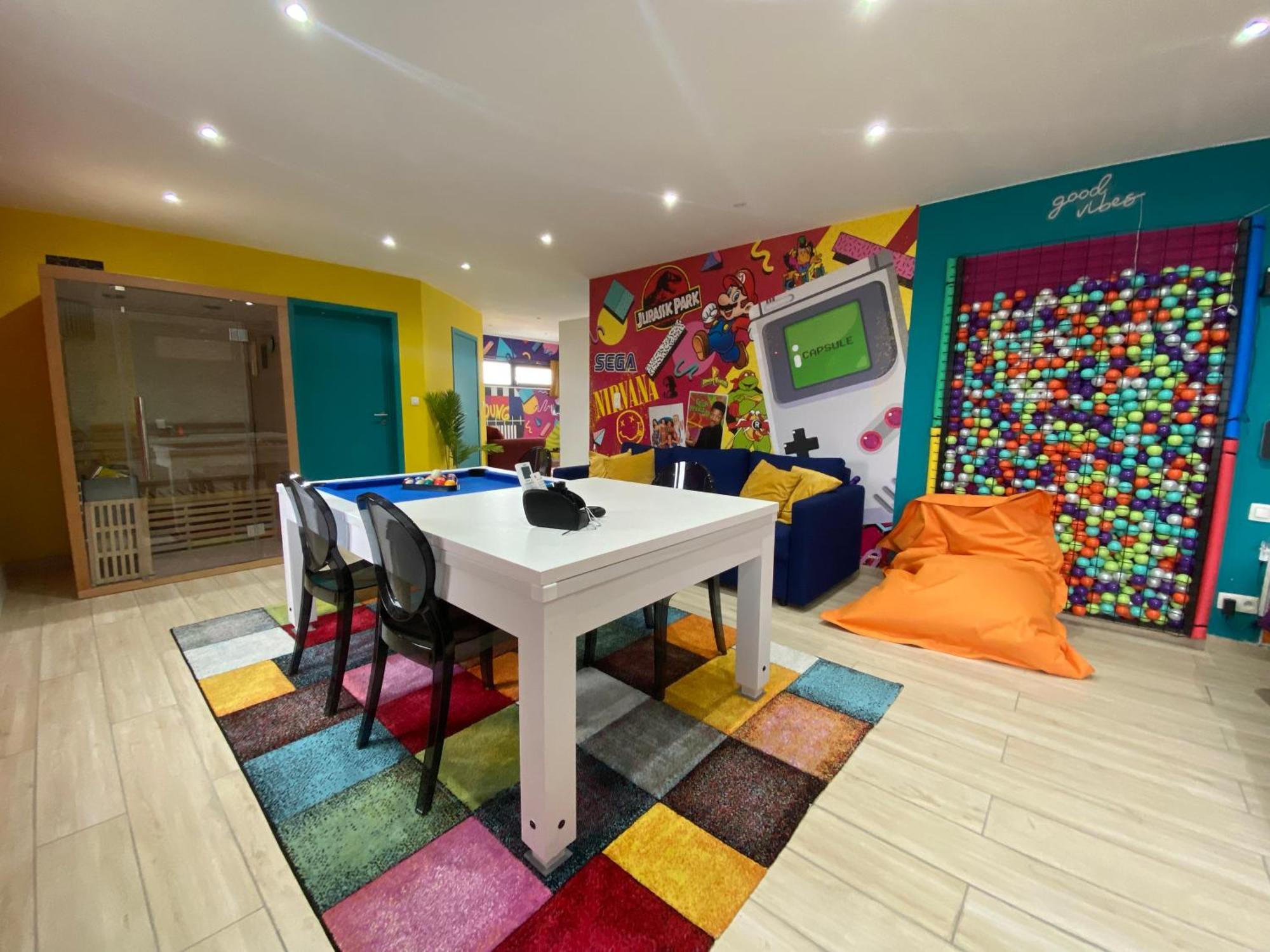 Capsule 90'S - Balneo - Sauna - Flipper - Billard - Netflix - Nintendo Switch & Jeux - Mons Exterior photo